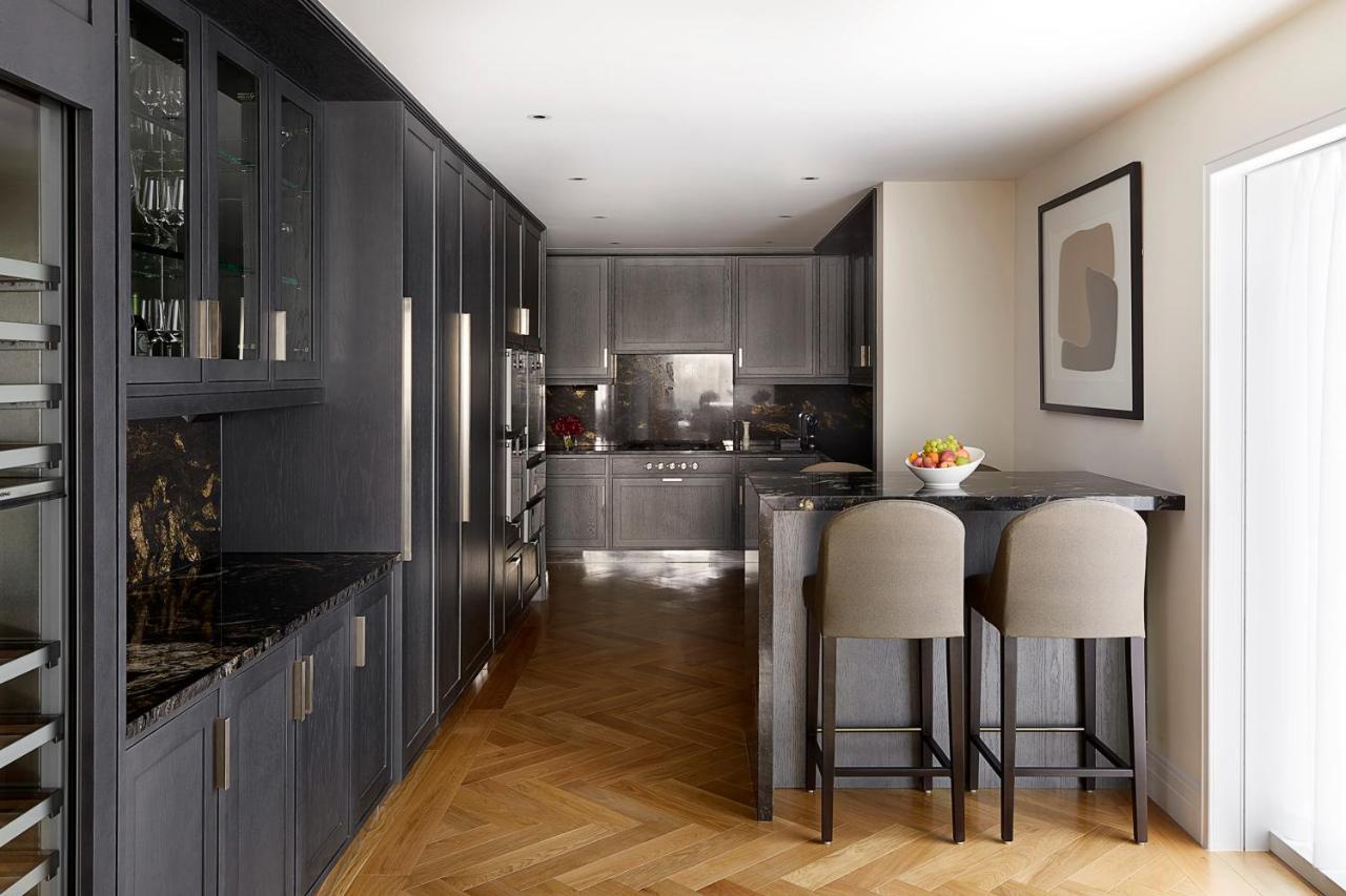 Four Seasons Residences At Ten Trinity Square Hotel